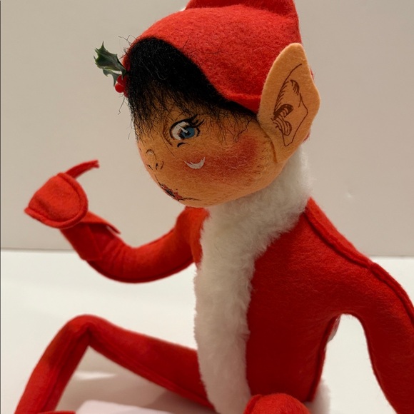 Annalee elf, red suit. 1997 edition.  10” tall in seated position. - Picture 3 of 5
